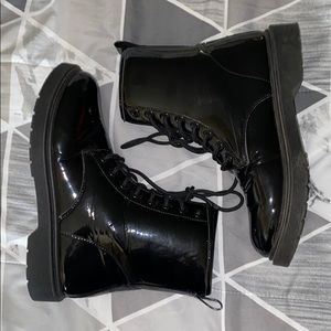 Women’s paten leather boots